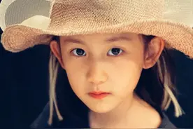 黄磊小女儿长得像爸不够美！颜值输给姐姐，穿T恤戴草帽却潮多了图片