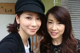 52岁水谷雅子厉害，与90后合影也无年龄差，比同龄人起码赢10年图片