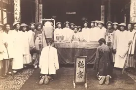晚清老照片：李鸿章75岁脸上没有皱纹；县太爷审案，亲兵衙役助威图片