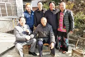 2019年，毛岸平追悼会：李敏、李讷、毛新宇敬献花圈图片