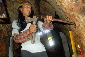 男子开凿山洞在里面隐居20年，过着“野人”生活，拉二胡发泄郁闷图片