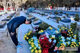 49人的班级，14人报名参军，8人入伍——共忆“卫国戍边英雄”陈红军的大学时代图片