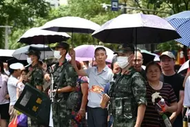 高考时，武警真枪实弹站岗巡逻，难道还怕有人劫考场？图片