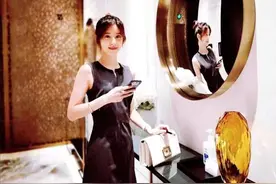 章泽天晒出高清美照，身材曲线完美，盈盈细腰腹部扁平令人羡慕图片