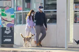 小李子和女友出街遛狗，两人都戴着口罩，这大长腿狗子好可爱图片