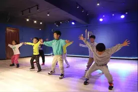 90后妈妈陪儿子学街舞：内向的孩子，都有惊人的潜力图片