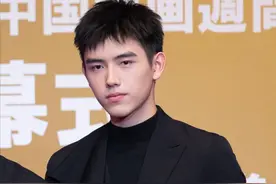 陈飞宇的学院风穿搭，个性又显得帅气十足图片