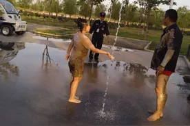 咸阳渭河河道淤泥中一女孩越陷越深，危急关头，景区保安拿着竹竿慢慢向她靠近…图片