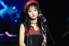 黄婷婷的软妹穿搭，既能甜美可爱又能帅气十足图片