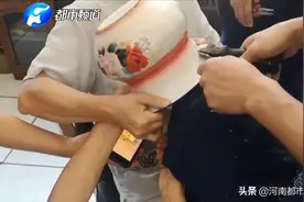 “熊孩子”又淘气！痰盂当帽子套头取不掉，无奈求助消防员图片