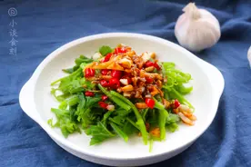 墙角这根“藤子”，每次遇到我都要掐两把，去皮焯水吃，鲜香清甜图片