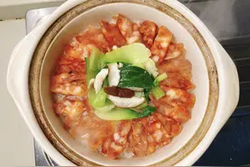 煲仔饭里边加一点点椰奶，清香下饭，好吃不腻到连一口锅巴都不剩图片