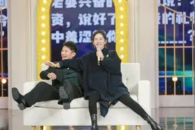 谢娜孕肚太明显！上节目穿超大卫衣却盖不住孕肚，网友：坐等官宣图片