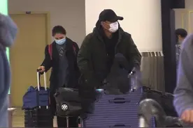 文章随地小便后现身！眼神疲惫呆滞显沧桑，获女友人深夜上门探望图片