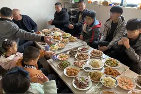 大年初四回娘家，大舅哥做32盘菜，晒朋友圈火了，网友：真幸福图片