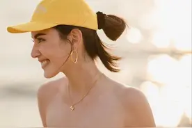 “泰国第一美女”靠一条丝巾裹胸辣翻，露出惊人蚂蚁腰图片