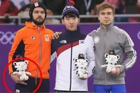 又是韩国人！武大靖被激怒，00后小将见势不妙直接抱住，太嚣张了图片