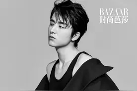 脱衣秀肩的黑白大片，帅脸蛋＋好身材，25岁张新成好撩一男的！图片