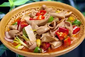 清洗猪小肠时，加醋加碱都错了！大厨教你一招，没有一点腥臭味图片