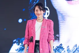 简约的格子上衣，张嘉倪也能穿出性感女人味图片