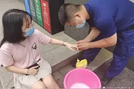 尴尬！年轻姑娘“520”当天，手指被戒指卡住了！「杭州交通918关注」图片