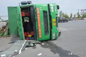 工程车侧翻！转弯请慢点！图片