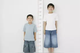 2个孩子，一个每天喝牛奶，一个从不喝，成年后的差距：让人心疼图片