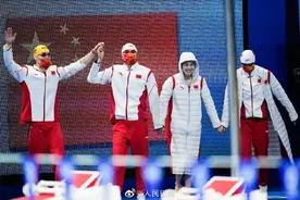 男女混合4X100米混合泳接力决赛 中国队获得银牌图片
