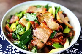 炒腊肉时，不要切好就炒，学会多做3步，腊肉鲜香入味，口感特好图片