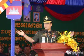 洪森盛赞警卫司令部成就 华人兄弟荣获国家勋章图片