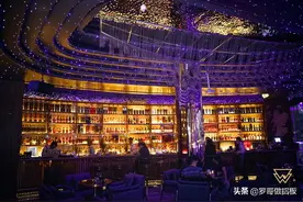 59篇：酒吧冲孔铝板吊顶结合灯光，星空顶美如画图片