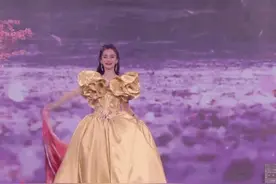 低调秀恩爱！baby走秀黄晓明为其拍照，满脸幸福藏不住图片