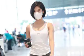 赵奕欢在机场真敢穿，男友“汗衫”配修身牛仔裤，挺拔身材太美了图片