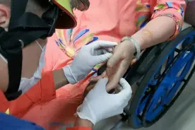 杀虫剂喷蚊香，蚊子就能连窝端？安徽阜阳一女子亲身实验炸飞房门图片