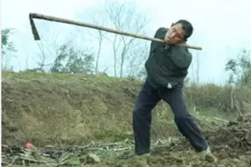 含勺喂母感天动地！无臂陈星银用双脚蹚出好男儿的精彩人生路图片