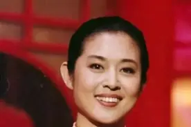 “央视一姐”倪萍被某主持人当众甩脸，台本扔地上，流泪忆往事图片