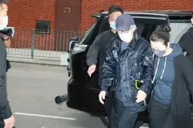 周星驰现身吴孟达灵堂，神情凝重被胞姐搀扶，亲自送老友最后一程图片