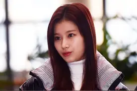 周子瑜和美女团队TWICE的成员，在机场厚厚的冬装也难掩俏丽容颜图片