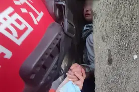 看着都疼！宜春一女童被卡墙缝无法动弹图片