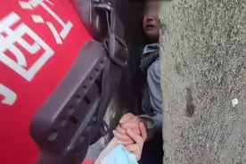 看着都疼！宜春一女童被卡墙缝无法动弹图片