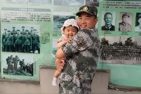 “端枪式抱娃”？不，兵哥哥带娃超级有爱！图片