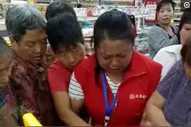 大妈们超市抢购便宜鸡蛋，场面让服务员大姐很无奈，赶上不要钱了图片