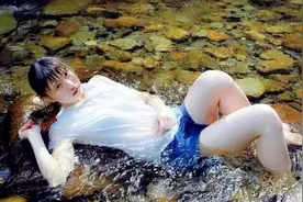 日本一画家，画一幅躺在溪流中的少女，放大20倍后：真的太细腻了图片