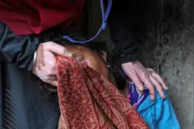 印度贱女遭4人蹂躏，遍体鳞伤奄奄一息，凶手：再吵送你进监狱图片