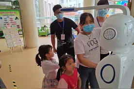 河南省郑州市爱叮堡幼儿园使用贝宝娃人工智能晨检机器人现场图片