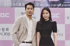 Apink孙娜恩穿黑色连衣裙低调与宋承宪同台，招牌微笑甜美可人图片