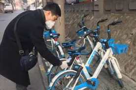 逆行在武汉的河南小伙：每天穿梭在城市街头为共享单车消毒图片