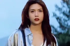 53岁邱淑贞逛街被拍，“大长腿”比二女儿更苗条均匀，不愧是女神图片