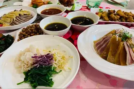 朋友办酒席请客，小饭店摆了16桌，晒到朋友圈，大家说：菜很实惠图片