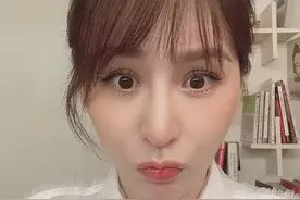 王心凌晒自拍扎可爱丸子头，妆容精致睫毛弯弯嘟嘴卖萌图片